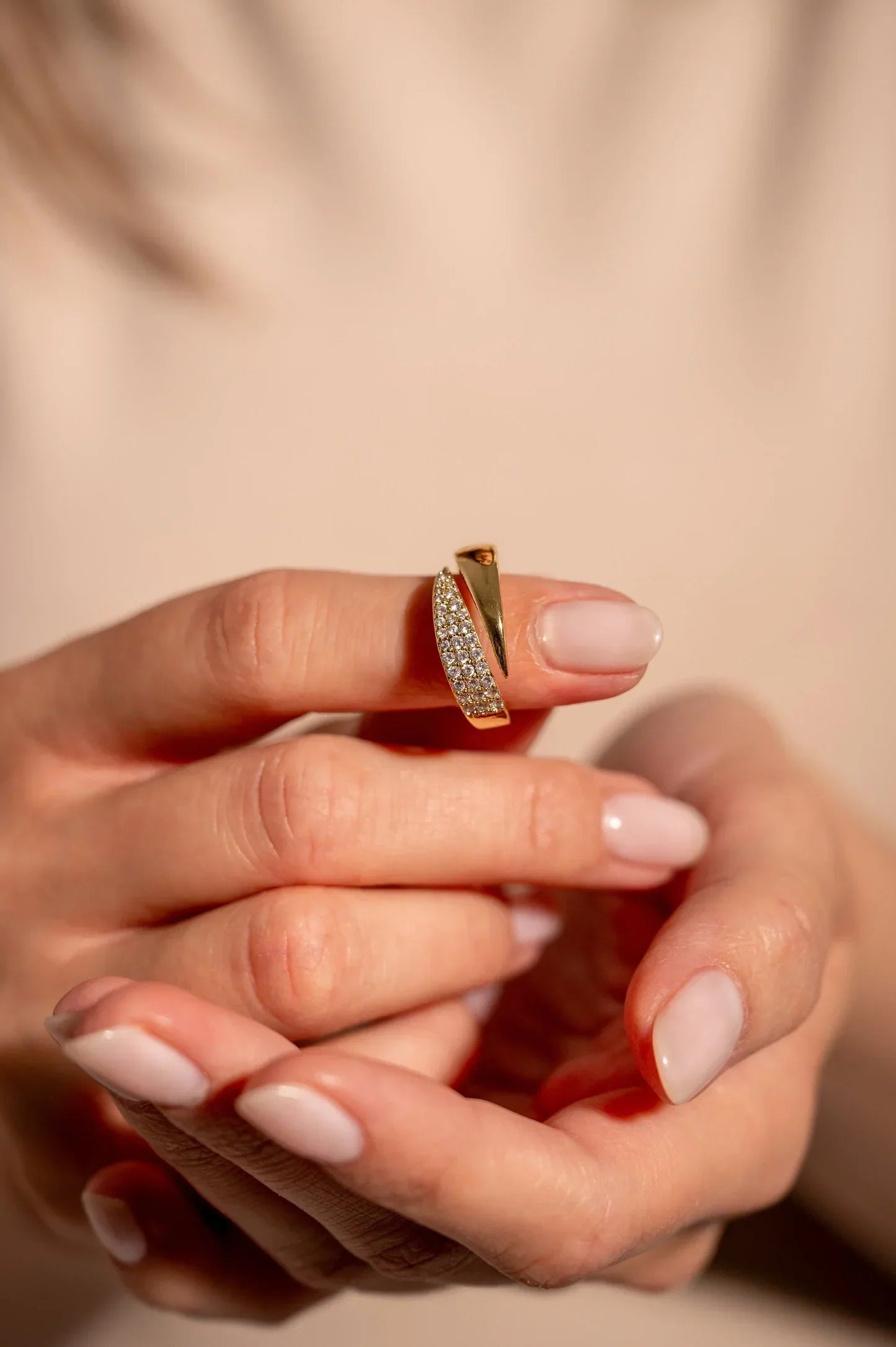 Eleganter Goldring mit Funkelsteinen