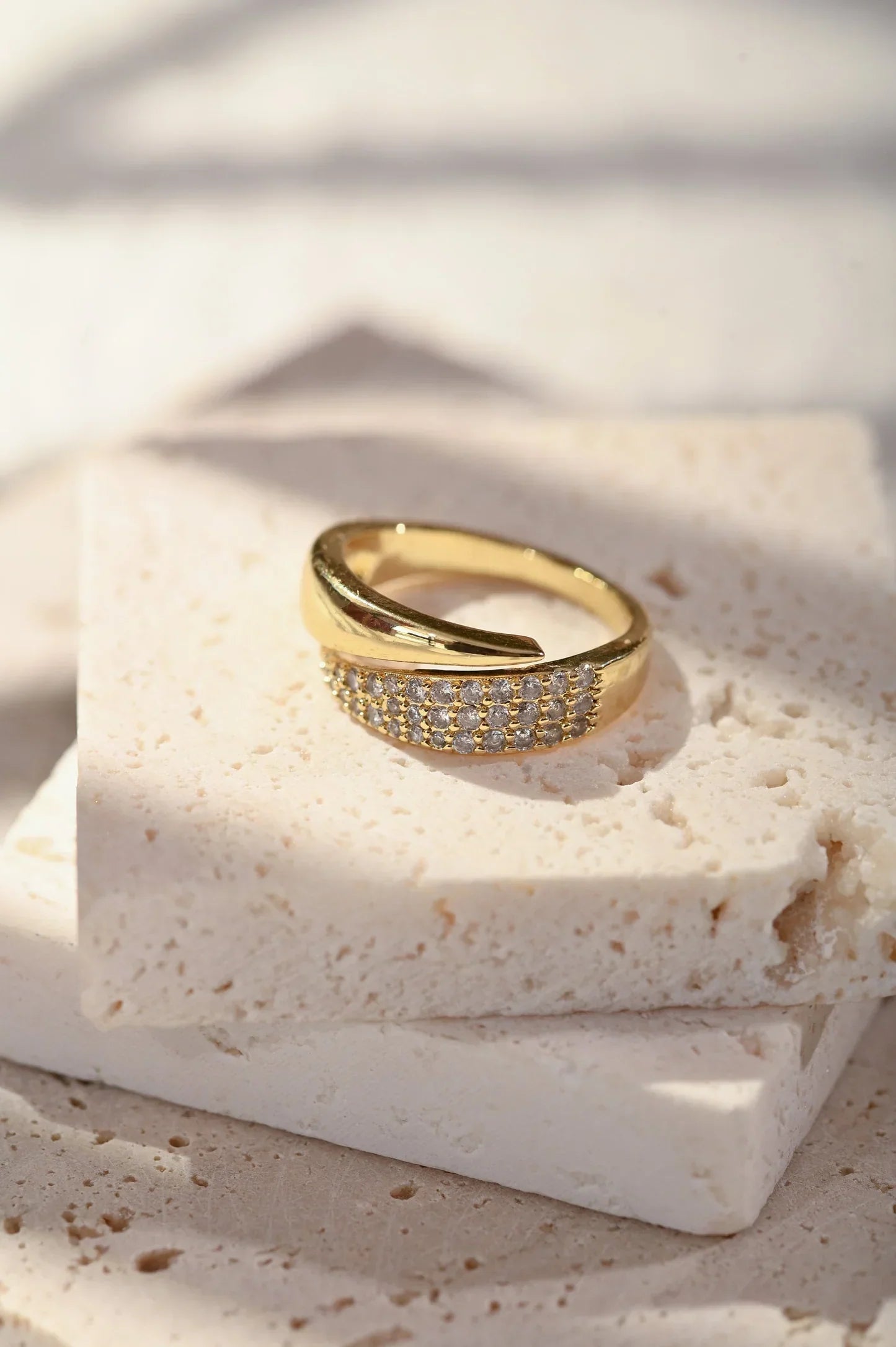 Eleganter Goldring mit Funkelsteinen