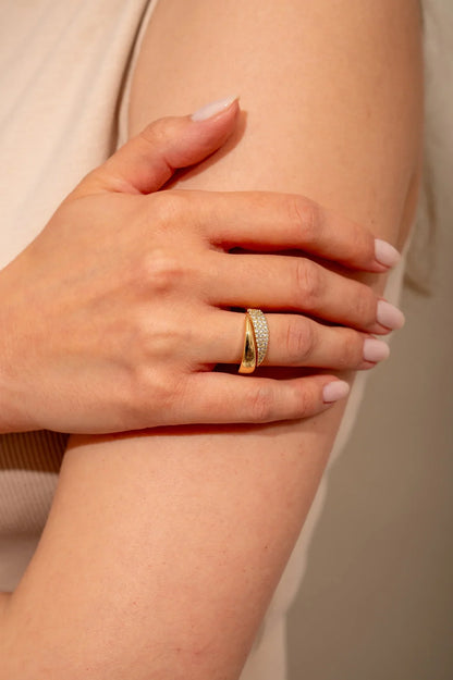 Eleganter Goldring mit Funkelsteinen